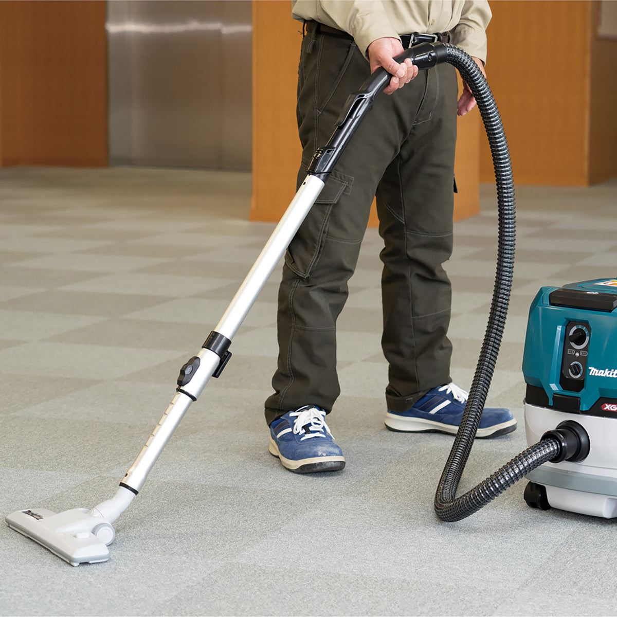 Makita VC001GLZ 40Vmax XGT Brushless Dust Extractor With 1 x 4.0Ah Battery & Charger